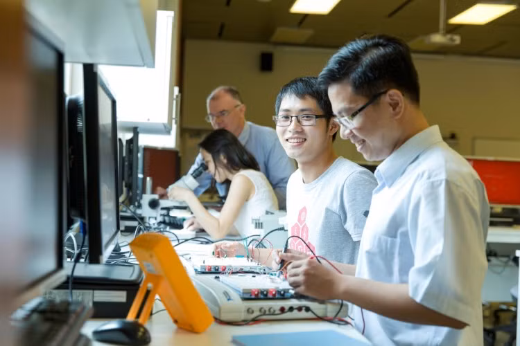 Đào tạo kỹ sư CNTT tại Trường ĐH Bách khoa Hà Nội.