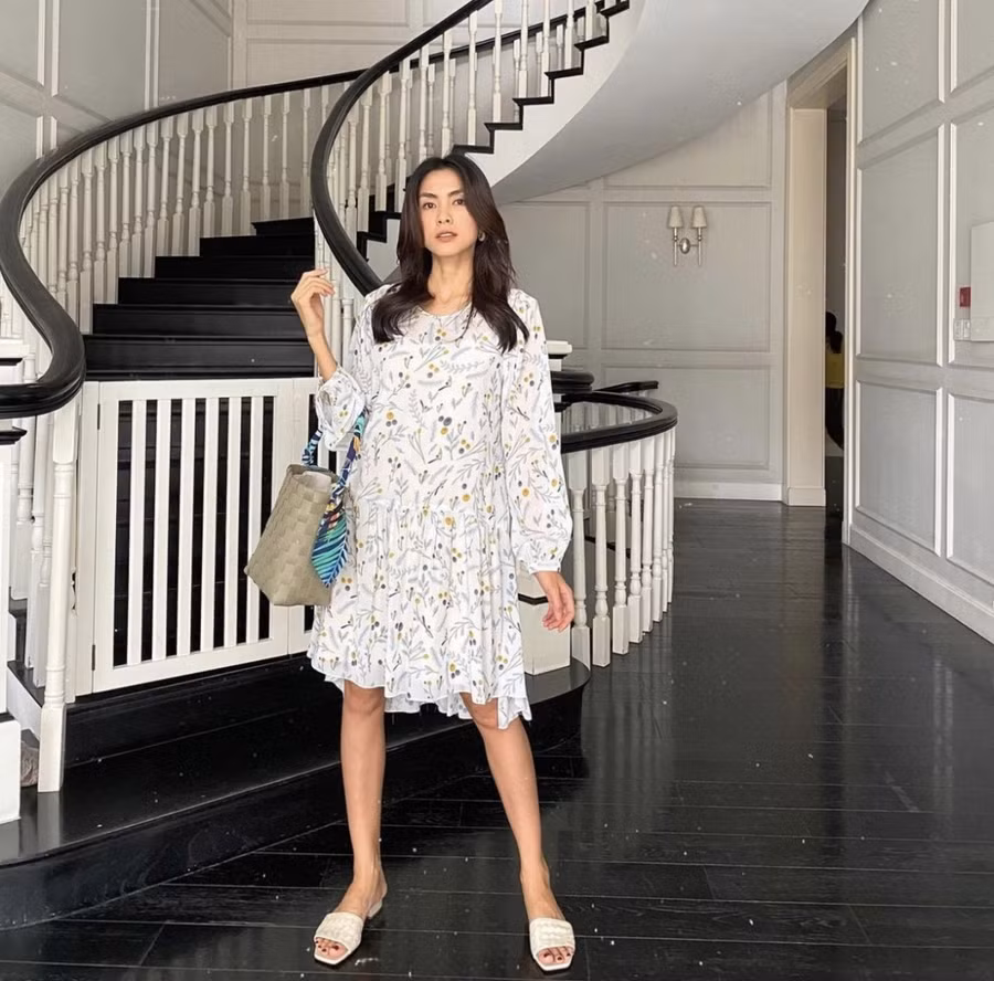 Tăng Thanh Hà thường diện những bộ đồ đơn giản nhưng vẫn thanh lịch, tinh tế