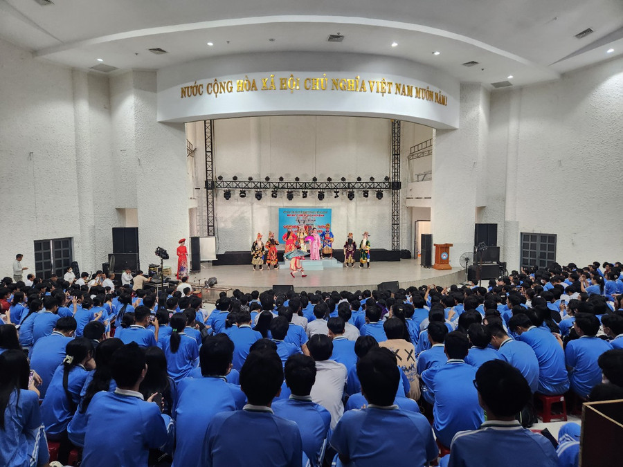 Học sinh khối 11 Trường THPT Phan Châu Trinh (Đà Nẵng) với giờ học Ngữ Văn Đưa sân khấu tuồng vào học đường. Học sinh khối 11 Trường THPT Phan Châu Trinh (Đà Nẵng) với giờ học Ngữ Văn Đưa sân khấu tuồng vào học đường.