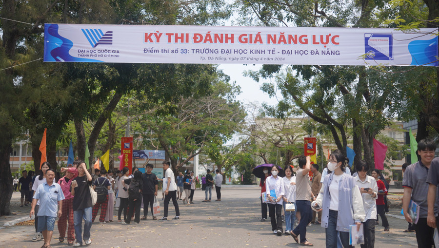 Học sinh khu vực miền Trung tham dự Kỳ thi đánh giá năng lực của ĐHQG TP Hồ Chí Minh năm 2024, tại điểm thi số 33, Trường ĐH Kinh tế, ĐH Đà Nẵng.