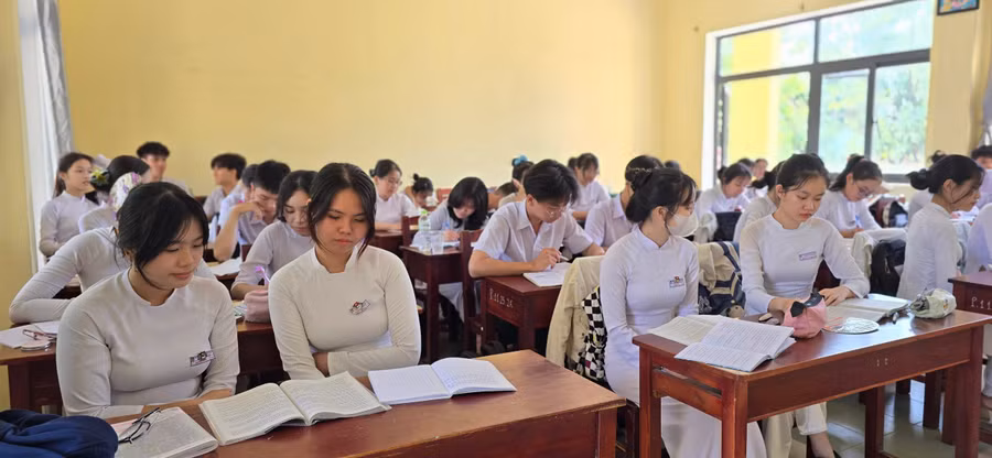 Học sinh lớp 12, Trường THPT Nguyễn Trãi (quận Liên Chiểu, TP Đà Nẵng) 