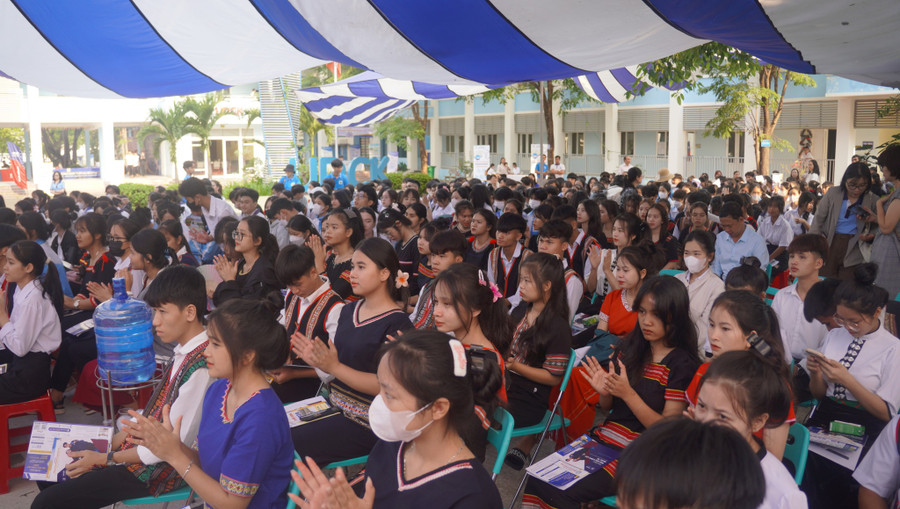 Học sinh Kon Tum tham gia chương trình tư vấn tuyển sinh của ĐH Đà Nẵng tổ chức.