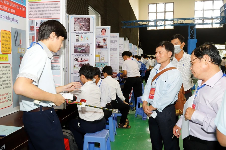 Học sinh trình bày đề tài trước ban giám khảo.