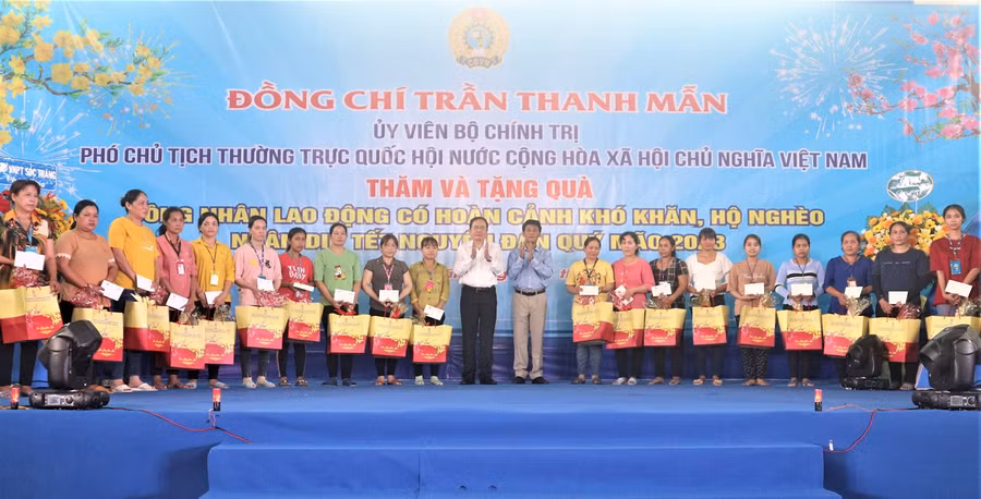 Phó Chủ tịch Thường trực Quốc hội Trần Thanh Mẫn tặng quà gia đình chính sách, người nghèo, lao động khó khăn.