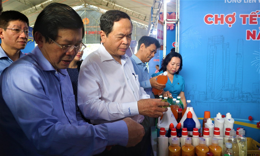 Phó Chủ tịch Thường trực Quốc hội Trần Thanh Mẫn thăm chợ Tết công đoàn. Phó Chủ tịch Thường trực Quốc hội Trần Thanh Mẫn thăm chợ Tết công đoàn.