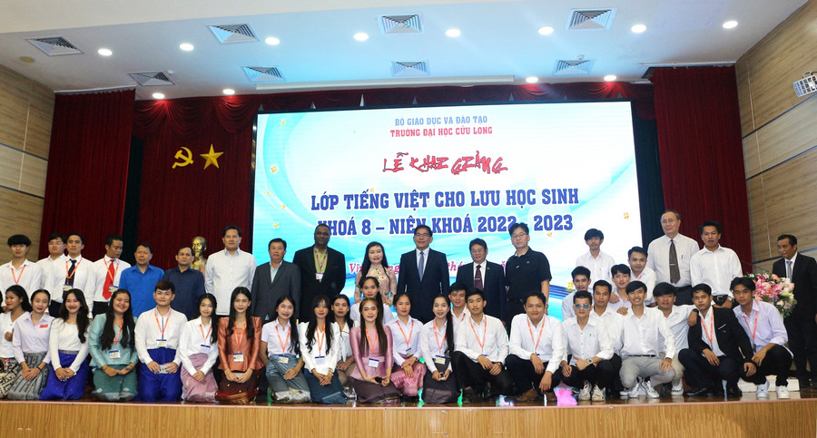 Khai giảng lớp đào tạo tiếng Việt cho lưu học sinh là người nước ngoài đang theo học tại Trường ĐH Cửu Long. Khai giảng lớp đào tạo tiếng Việt cho lưu học sinh là người nước ngoài đang theo học tại Trường ĐH Cửu Long.