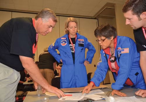 Các chuyên gia tại Trung tâm Vũ trụ và Tên lửa Mỹ