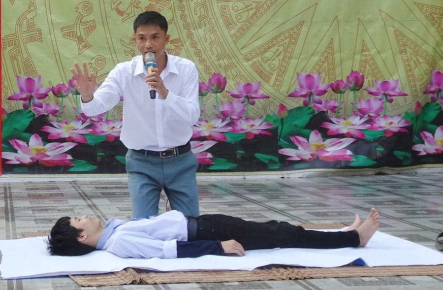 Hướng dẫn kỹ năng sơ cứu, hô hấp nhân tạo cho nạn nhân đuối nước tại Trường THPT Bắc Yên Thành (Nghệ An). Ảnh: NTCC