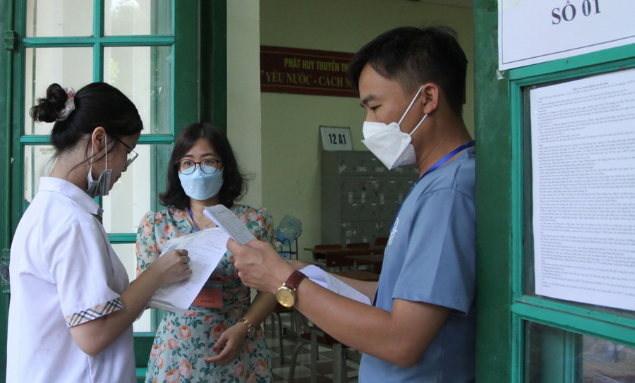 Học sinh dự thi vào lớp 10 tại Hà Nội năm học 2022 - 2023. Ảnh: TG Học sinh dự thi vào lớp 10 tại Hà Nội năm học 2022 - 2023. Ảnh: TG