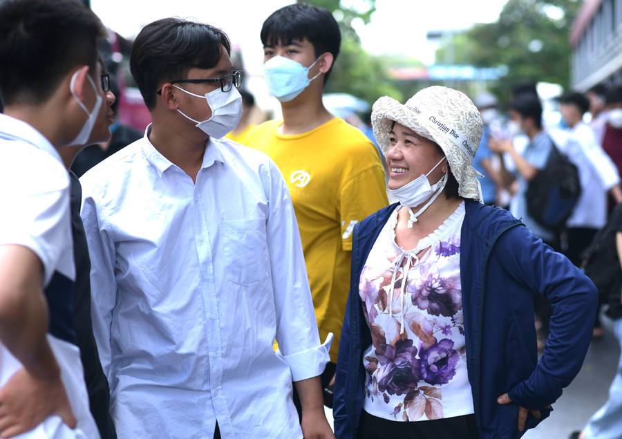 Phụ huynh đồng hành cùng thí sinh trong Kỳ thi đánh giá tư duy do ĐH Bách khoa Hà Nội tổ chức năm 2022. Ảnh: TG Phụ huynh đồng hành cùng thí sinh trong Kỳ thi đánh giá tư duy do ĐH Bách khoa Hà Nội tổ chức năm 2022. Ảnh: TG