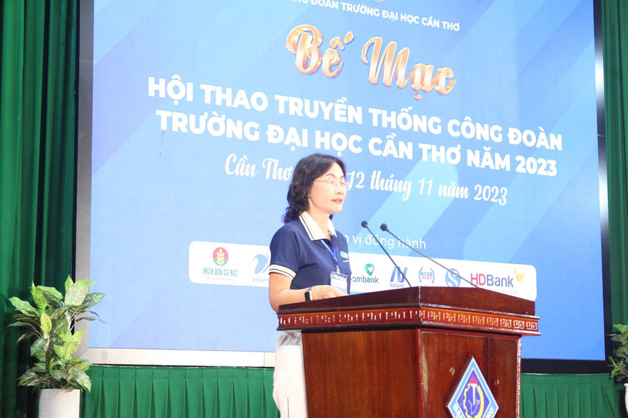 Bà Dương Thị Tuyền - Chủ tịch Công đoàn Trường ĐH Cần Thơ phát biểu tổng kết hội thao. Bà Dương Thị Tuyền - Chủ tịch Công đoàn Trường ĐH Cần Thơ phát biểu tổng kết hội thao.