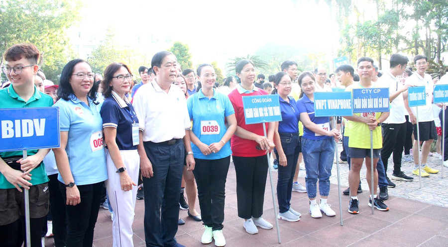 Các VĐV chuẩn bị tham gia nội dung đi bộ thể thao. Các VĐV chuẩn bị tham gia nội dung đi bộ thể thao.