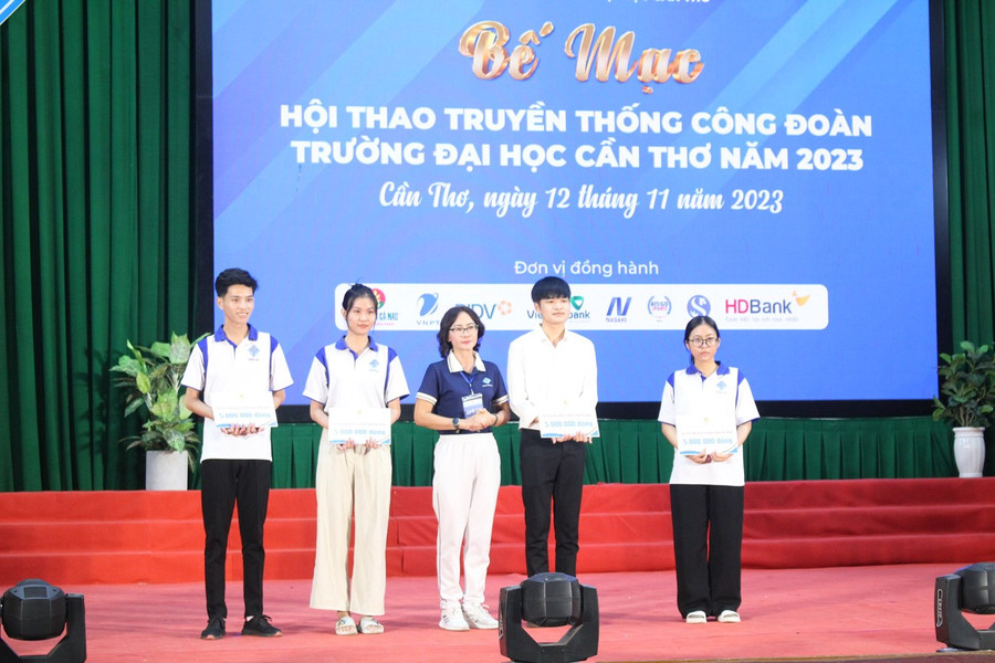 Trao tặng 4 suất học bổng cho sinh viên hoàn cảnh khó khăn. Trao tặng 4 suất học bổng cho sinh viên hoàn cảnh khó khăn.