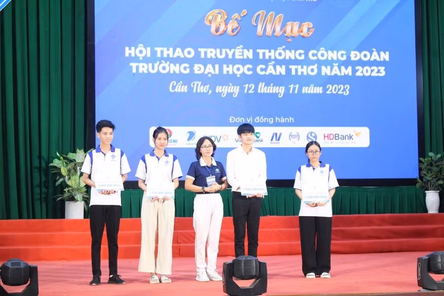 Trao tặng 4 suất học bổng cho sinh viên hoàn cảnh khó khăn.