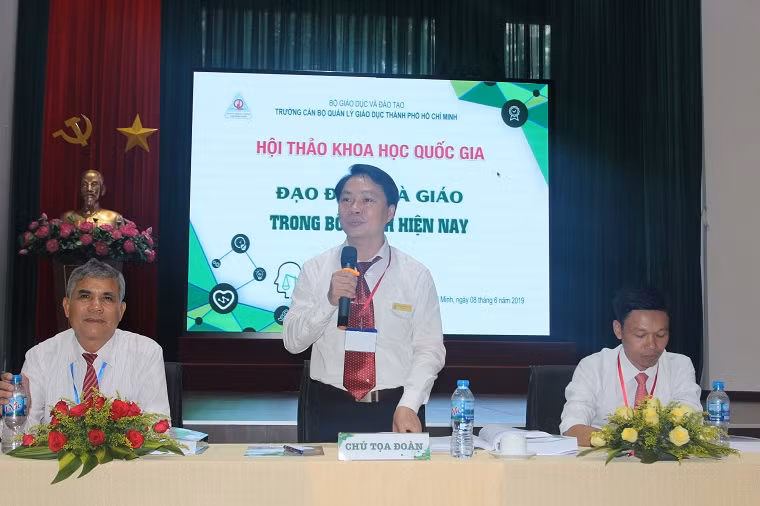 Chủ tọa hội thảo phát biểu 