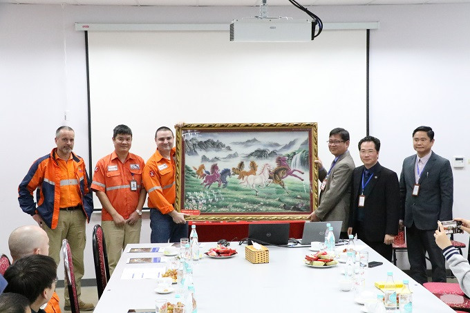 Đại diện Ban giám hiệu Nhà trường tặng Masan Tài Nguyên bước tranh lưu niệm