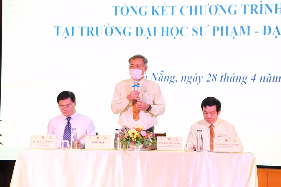 PGS.TS Lưu Trang - Hiệu trưởng Trường ĐH Sư phạm, ĐH Đà Nẵng chủ trì thảo luận tại Hội nghị tổng kết chương trình ETEP của nhà trường.