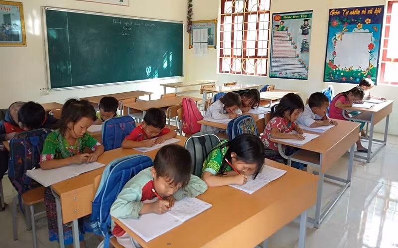 Học sinh Trường Tiểu học Trung Lý 1 (Mường Lát – Thanh Hóa) chưa thể học trực tuyến vì nhiều điểm trường không có điện và mạng Internet. Ảnh: NTCC (chụp khi dịch Covid-19 chưa bùng phát)