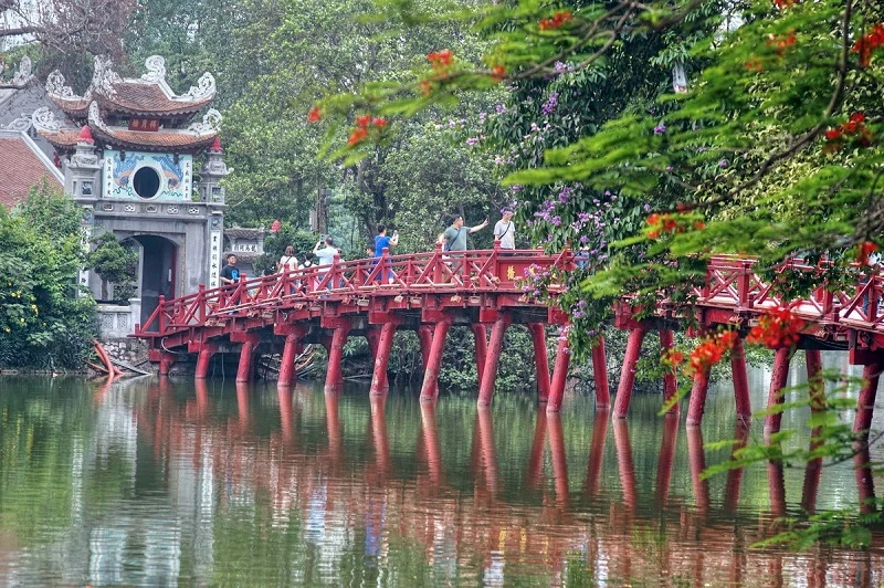 Cầu Thê Húc, lối đi độc đạo dẫn vào đền Ngọc Sơn. Tên cầu nghĩa là giữ lại ánh sáng đẹp của Mặt trời.