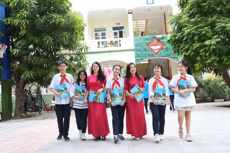 Cô trò Trường THCS Thăng Long (Ba Đình – Hà Nội). Ảnh minh họa: Thế Đại