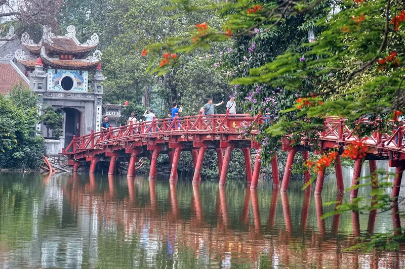 Cầu Thê Húc, lối đi độc đạo dẫn vào đền Ngọc Sơn. Tên cầu nghĩa là giữ lại ánh sáng đẹp của Mặt trời.