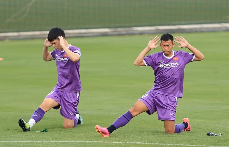 Văn Thiết (phải) trong buổi tập của đội tuyển Việt Nam.