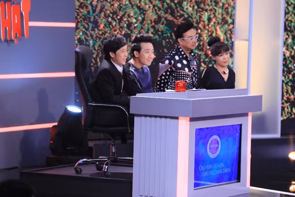 Hoài Linh ngủ co ro trong hậu trường 