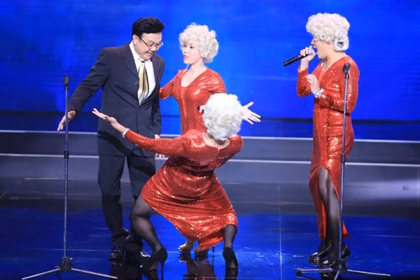 Hoài Linh ngủ co ro trong hậu trường 