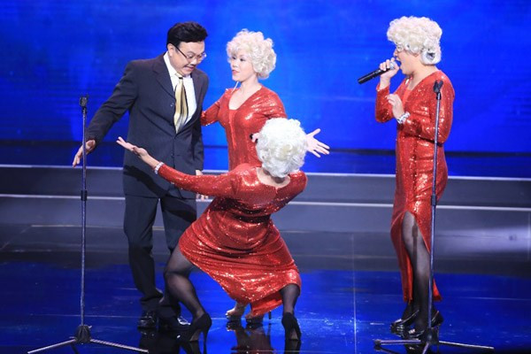 Hoài Linh ngủ co ro trong hậu trường 