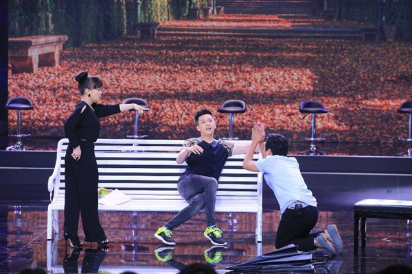 Hoài Linh ngủ co ro trong hậu trường 