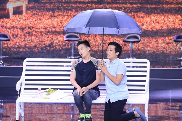 Hoài Linh ngủ co ro trong hậu trường 