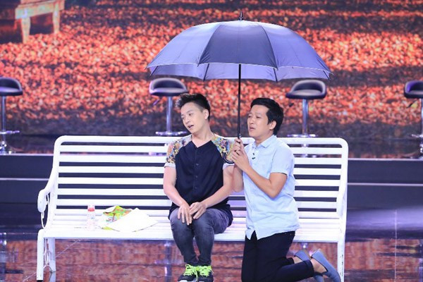 Hoài Linh ngủ co ro trong hậu trường 