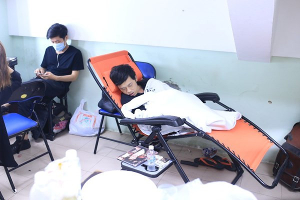 Hoài Linh ngủ co ro trong hậu trường 