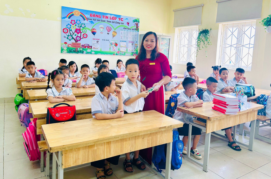 Cô Đào Thị Luyến và học sinh Trường Tiểu học Văn Đức (Gia Lâm, Hà Nội). Cô Đào Thị Luyến và học sinh Trường Tiểu học Văn Đức (Gia Lâm, Hà Nội).