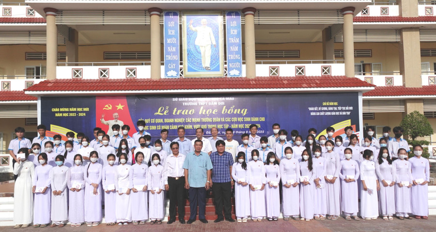 Các nhà hảo tâm cùng địa phương, nhà trường trao học bổng, quà cho học sinh Trường THPT Đầm Dơi (huyện Đầm Dơi, Cà Mau).