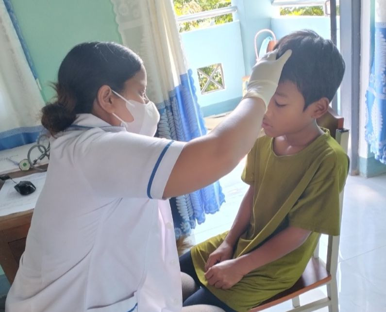 Học sinh Trường Phổ thông dân tộc bán trú Tiểu học &amp; THCS Trà Nam (Nam Trà My, Quảng Nam) được chăm sóc sức khỏe ban đầu tại phòng y tế.