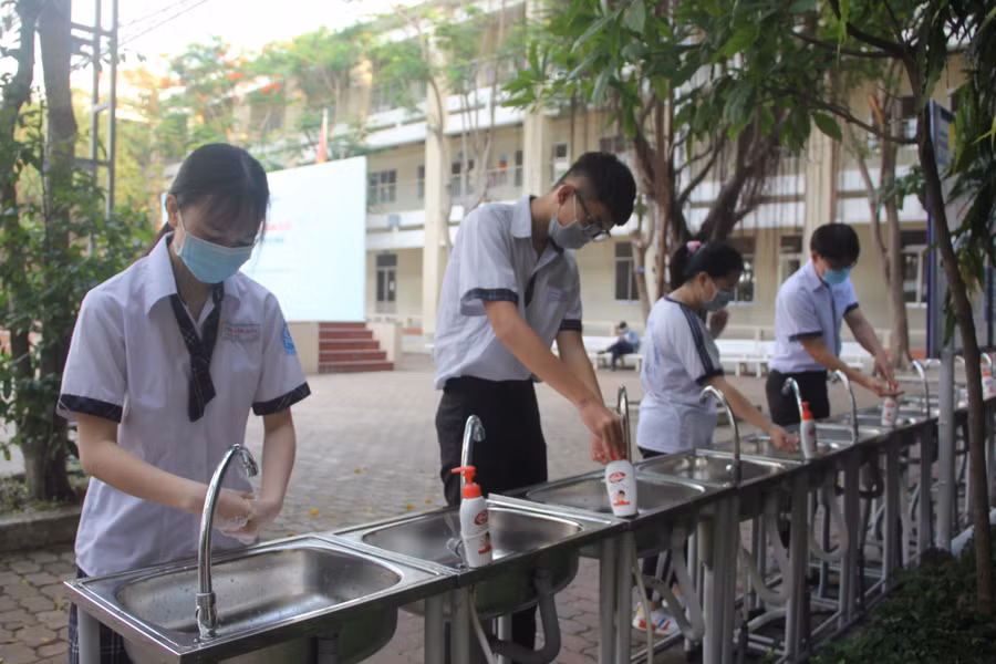 Trường THPT Trần Văn Giàu, TP.HCM trang bị rất nhiều bồn rửa tay, xà phòng rửa tay tại khuôn viên trường. Ảnh minh hoạ