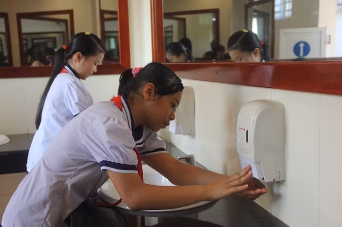 Nhiều trường học rất chú trọng đầu tư, quản lý, sử dụng hiệu quả, bảo quản tốt các công trình vệ sinh. Ảnh minh hoạ