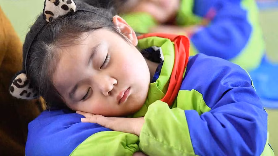 Học sinh Trung Quốc ngủ trưa tại trường.