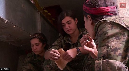 Giây phút nghỉ ngơi của Ceylan Ozalp và đồng đội. Ảnh: BBC Giây phút nghỉ ngơi của Ceylan Ozalp và đồng đội. Ảnh: BBC