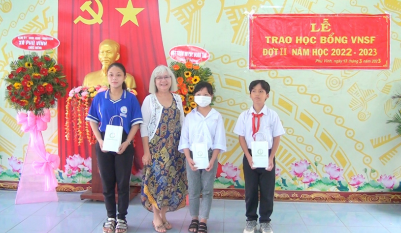 Đại diện học bổng VNSF trao quà cho học sinh viết chữ đẹp. Đại diện học bổng VNSF trao quà cho học sinh viết chữ đẹp.