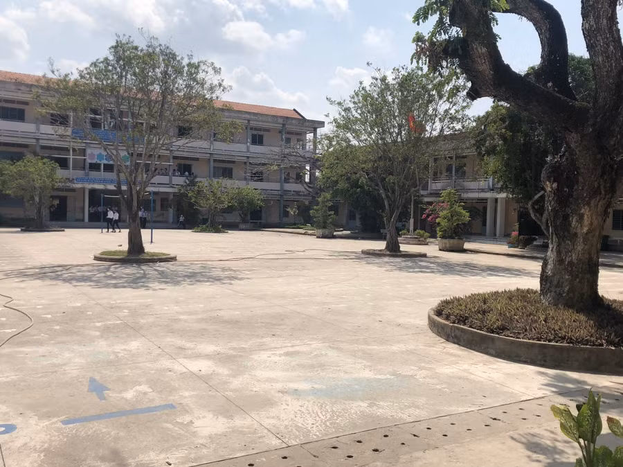 Ban giám hiệu Trường THCS Phú Thịnh tích cực hỗ trợ học sinh.