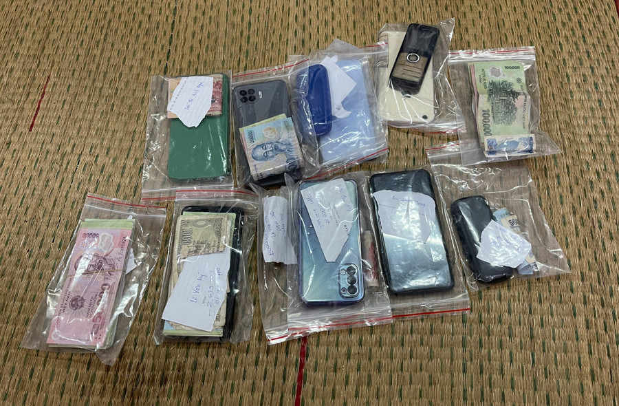 Triệt phá sới bạc lúc đêm khuya có nhiều quý bà đang mải mê sát phạt ảnh 1