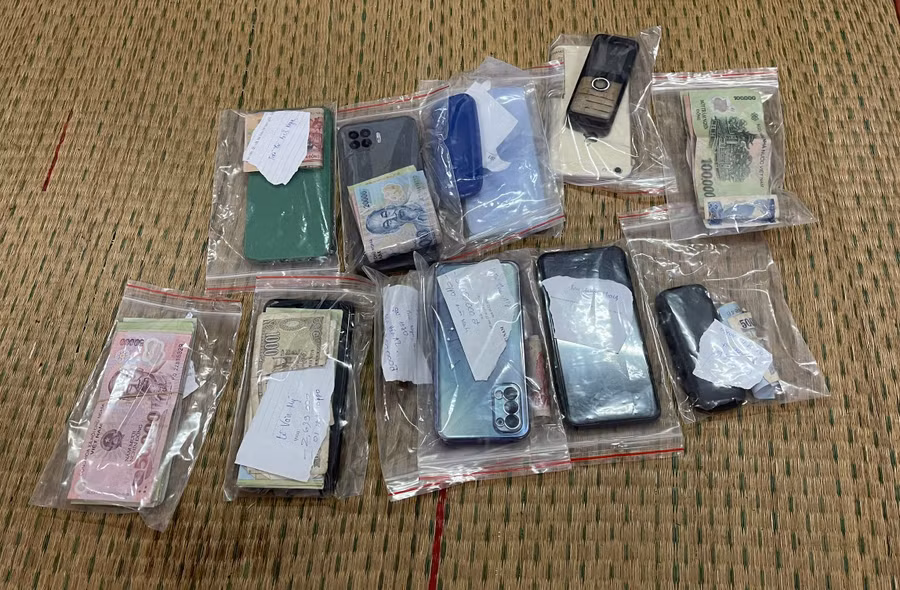 Triệt phá sới bạc lúc đêm khuya có nhiều quý bà đang mải mê sát phạt ảnh 1 Triệt phá sới bạc lúc đêm khuya có nhiều quý bà đang mải mê sát phạt ảnh 1