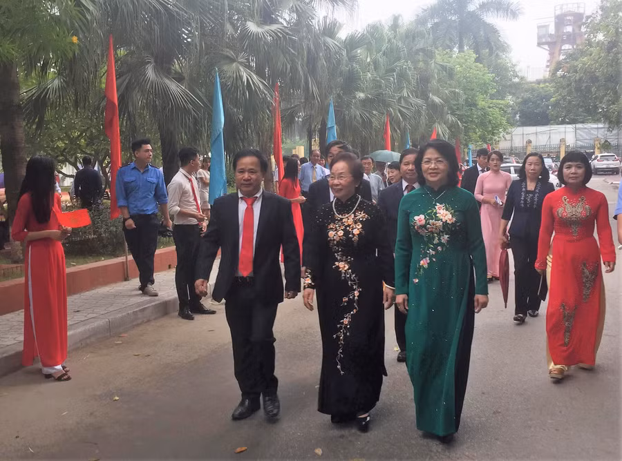 Phó Chủ tịch nước Đặng Thị Ngọc Thịnh đến dự lễ khai giảng với các cán bộ, giảng viên, tân sinh viên Trường ĐH Thương mại