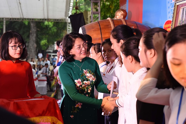 Phó Chủ tịch nước Đặng Thị Ngọc Thịnh trao học bổng cho 20 sinh viên có hoàn cảnh khó khăn, vượt khó vươn lên học giỏi. Phó Chủ tịch nước Đặng Thị Ngọc Thịnh trao học bổng cho 20 sinh viên có hoàn cảnh khó khăn, vượt khó vươn lên học giỏi.