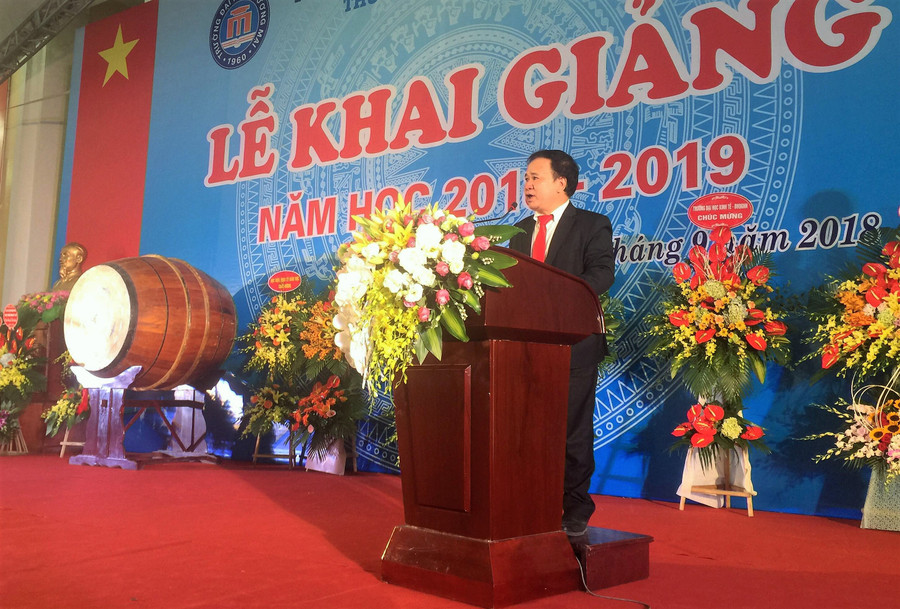 PGS.TS Đinh Văn Sơn - Hiệu trưởng Trường ĐH Thương mại - phát biểu tại buổi lễ PGS.TS Đinh Văn Sơn - Hiệu trưởng Trường ĐH Thương mại - phát biểu tại buổi lễ