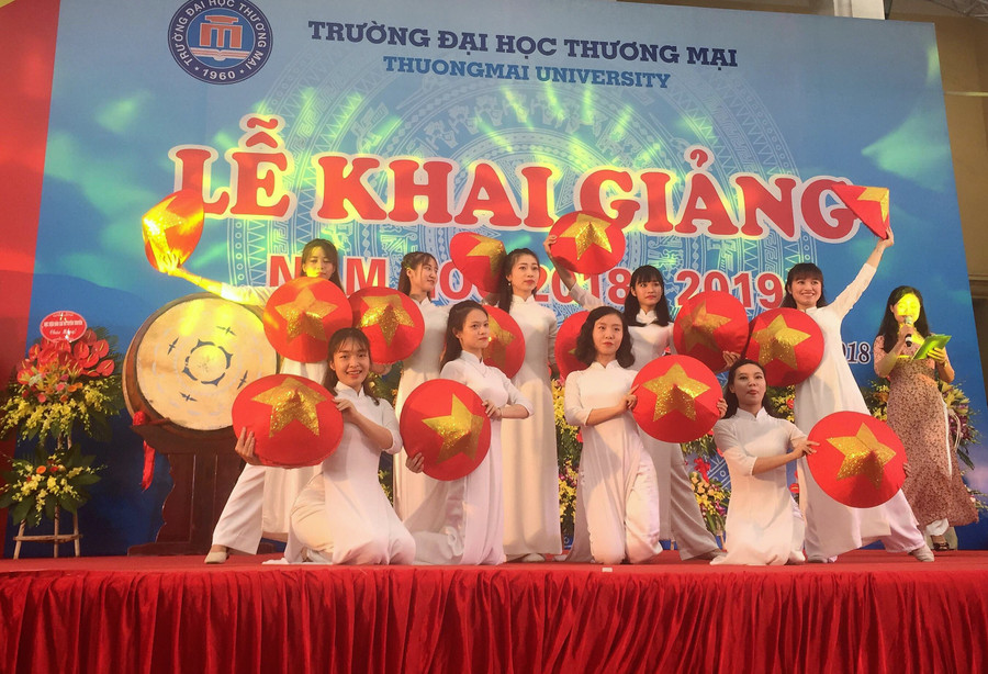 Tiết mục văn nghệ của sinh viên Trường ĐH Thương mại chào mừng buổi lễ Tiết mục văn nghệ của sinh viên Trường ĐH Thương mại chào mừng buổi lễ
