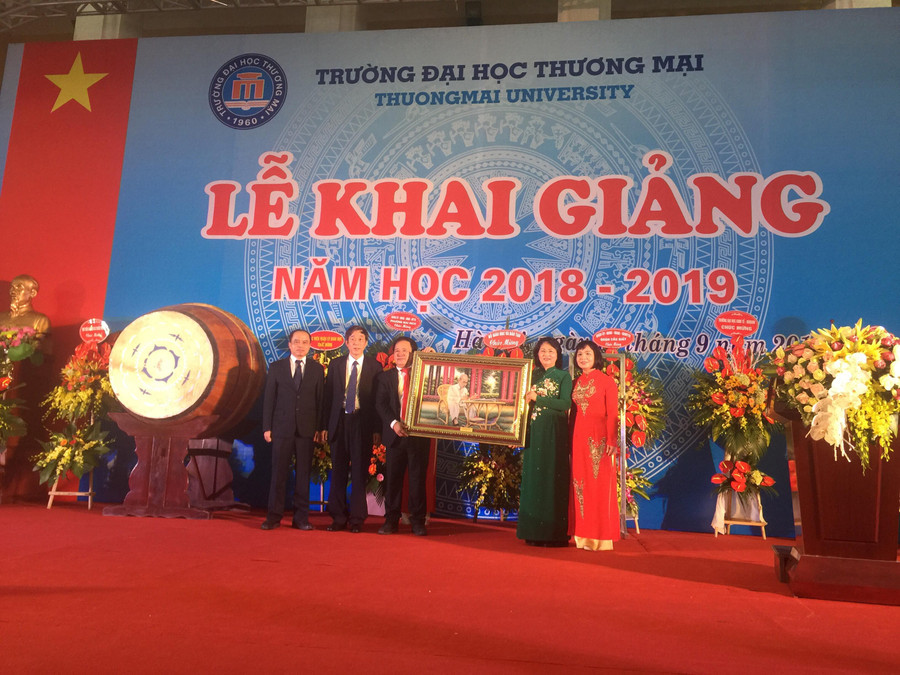 Phó Chủ tịch nước Đặng Thị Ngọc Thịnh tặng tranh lưu niệm cho tập thể nhà trường Phó Chủ tịch nước Đặng Thị Ngọc Thịnh tặng tranh lưu niệm cho tập thể nhà trường