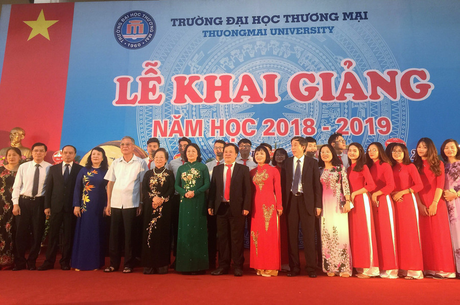 Phó Chủ tịch nước Đặng Thị Ngọc Thịnh cùng các vị khách chụp ảnh lưu niệm với cán bộ, giảng viên, sinh viên Trường ĐH Thương mại Phó Chủ tịch nước Đặng Thị Ngọc Thịnh cùng các vị khách chụp ảnh lưu niệm với cán bộ, giảng viên, sinh viên Trường ĐH Thương mại